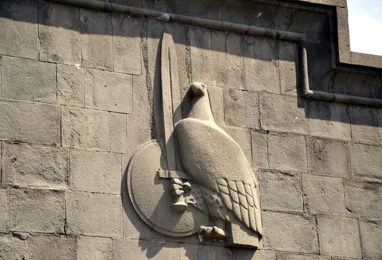 L'aigle du Matenadaran symbolise la défense de l'héritage culturel contre les agressions, tandis que le bouclier symbolise le barrage, au fil des siècles, fait aux éventuels pilleurs ou dangers.