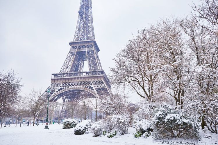La tour Eiffel sous la neige