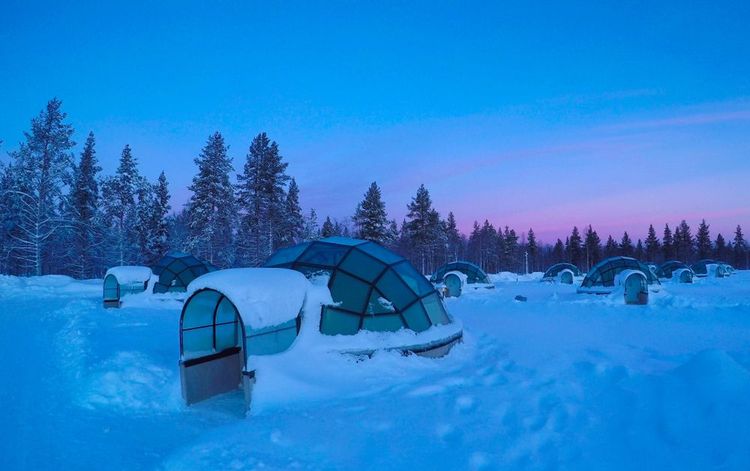 Les aurores boréales au-dessus de la station arctique de Kakslauttanen, Finlande