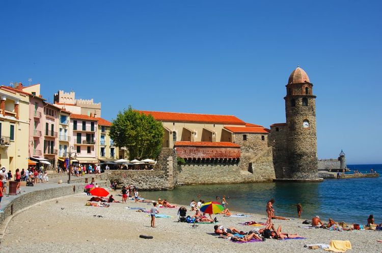 La plage de Collioure avec le clocher en arrière plan.