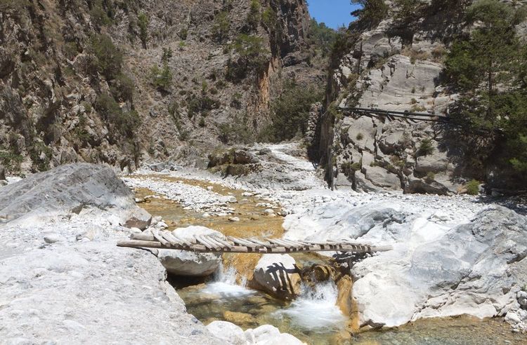 Le ruisseau coule au fond des gorges et passe par les Portes