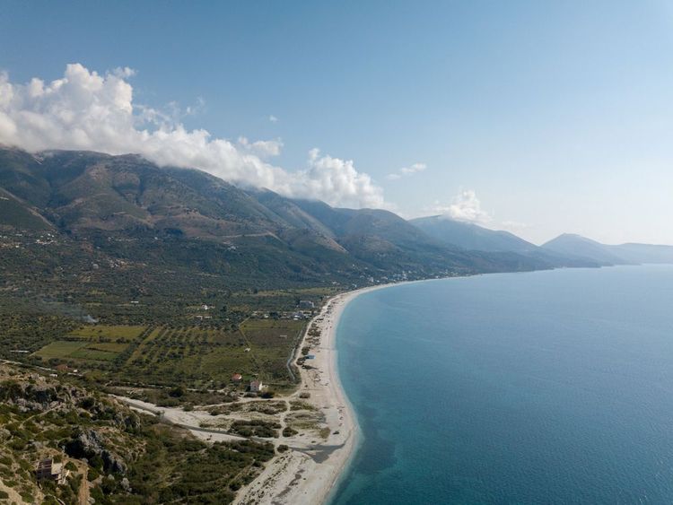 Vue aérienne sur l'immense plage de Qeparo, en Albanie
