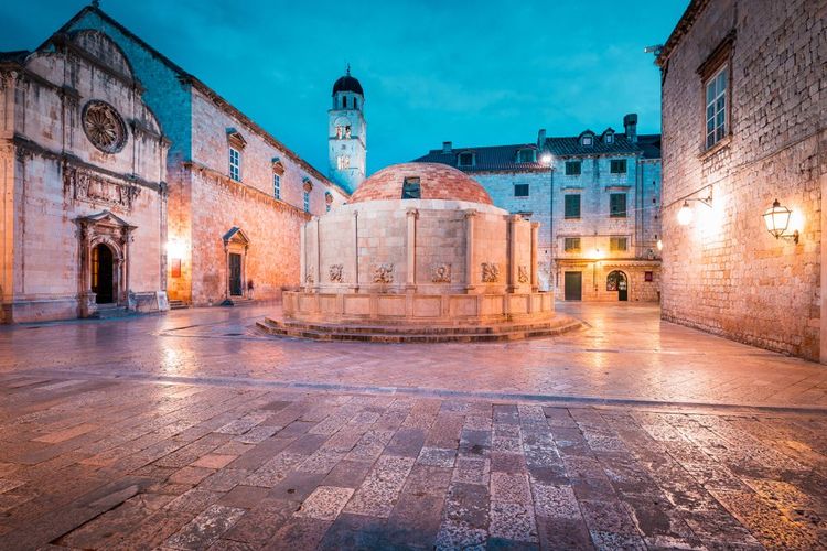 La fontaine d'Onofrio et le beffroi de Saint-Sauveur dans la citadelle de Dubrovnik