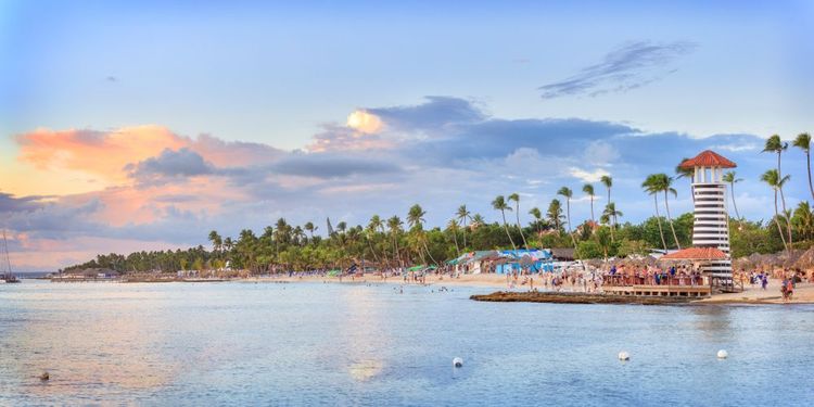 Panorama du coucher de soleil sur la plage de Bayahibe.