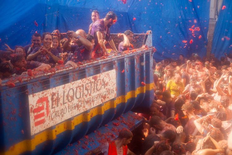  une immense bataille de tomates à Buñol durant la Tomatina.