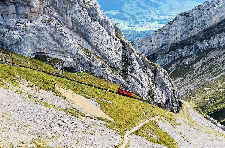 Ce train le plus pentu au monde est hissé au sommet du mont Pilatus grâce à sa crémaillère