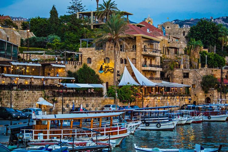 Maisons et bateaux historiques dans le vieux port de Byblos, Liban