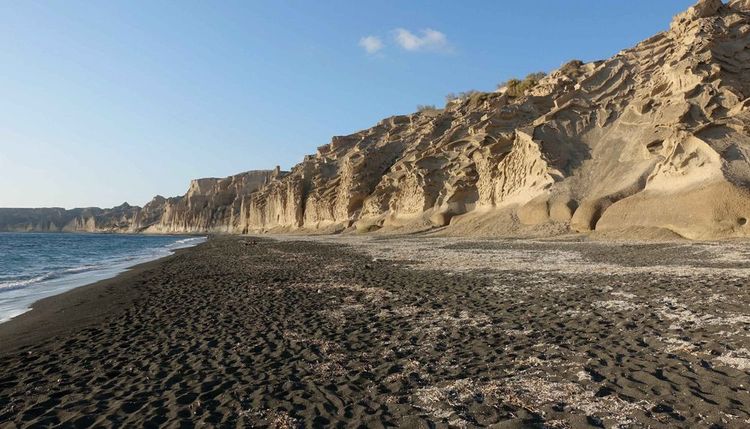 La playa de Vlychada y sus extraños acantilados