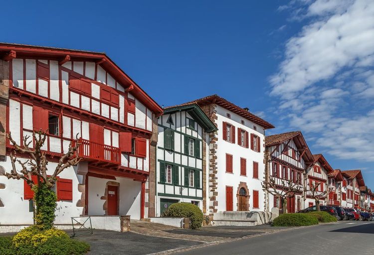 Les maisons sur l'artère centrale de la ville