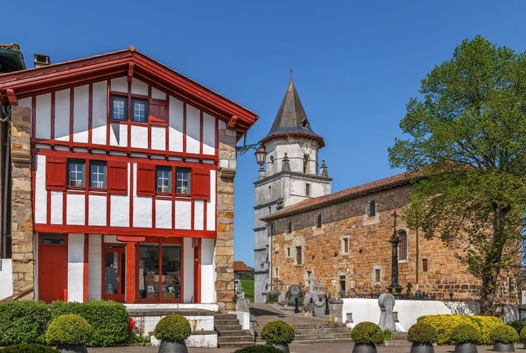 Ainhoa, demeure à colombages au premier plan et l'église Notre-Dame de l'Assomption au fond