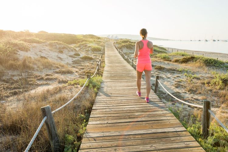 Marche en bordure de la Migjorn beach