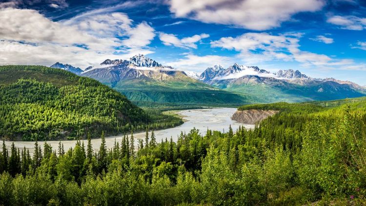 L'Alaska, la première destination d'Alex Grardel, début d'un pèlerinage pour les héros du 11 septembre de l'Alaska vers New-York, les pompiers américains.