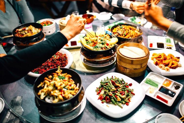 Cuisine typique de Pékin, crevettes, porc, légumes sautés et canard laqué