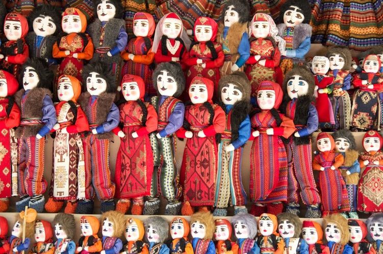 Poupées arméniennes en costumes traditionnels
