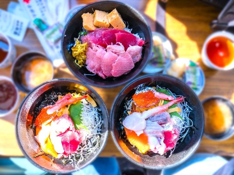 Sur le marché, on sert aussi des repas, souvent à base de poisson