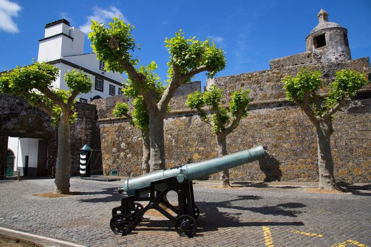 Des canons se trouvent sur les quais, devant le fort