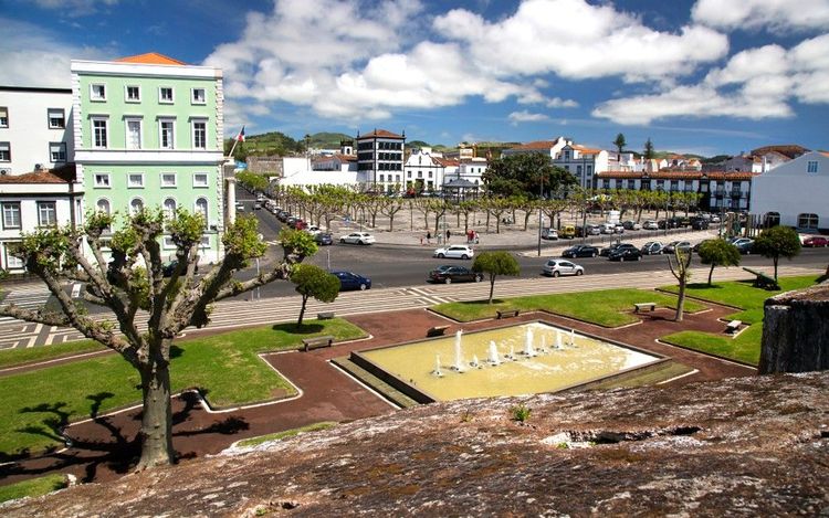 Vue sur la place principale de Ponta Delgada, vue depuis les hauteurs du fort