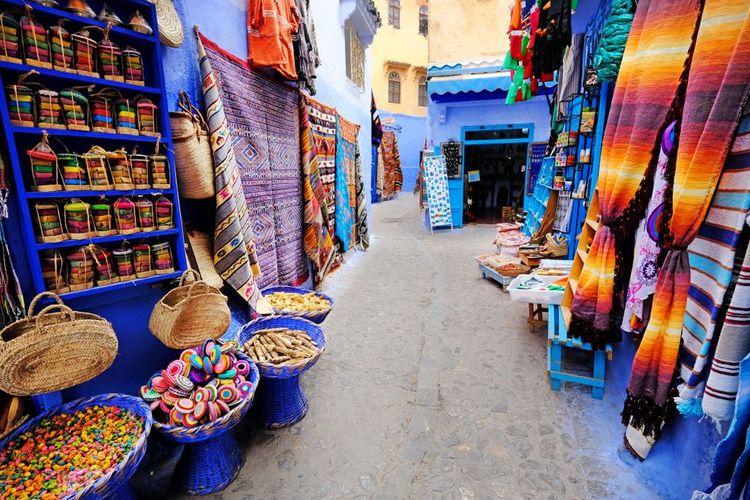 Dans le souk d'Essaouira, les ruelles sont exigues mais promettent un moment singulier