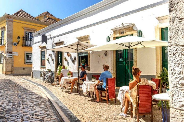 Restaurant dans la vieille ville de Faro
