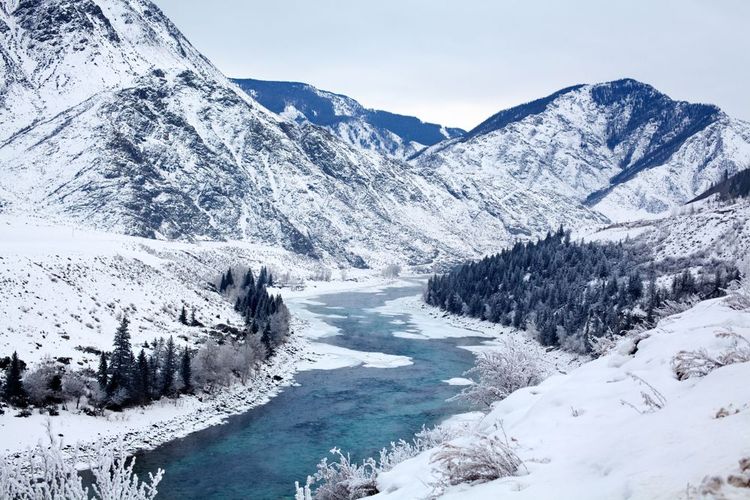 Un torrent, partiellement gelé, dans les Hautes Alpes.