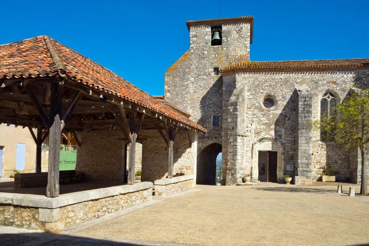 La halle couverte et la Collégiale Saint-Nicolas, à Pujols-le-Haut.