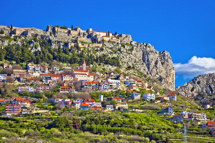 La forteresse veille sur Salona et sur Split
