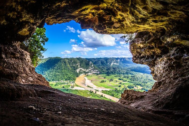 Cueva Ventana est une grande grotte située au sommet d'une falaise de calcaire à Arecibo, Porto Rico, surplombant la vallée du Rio Grande de Arecibo.