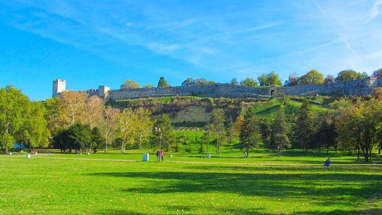 Le parc qui jouxte l'enceinte de la forteresse