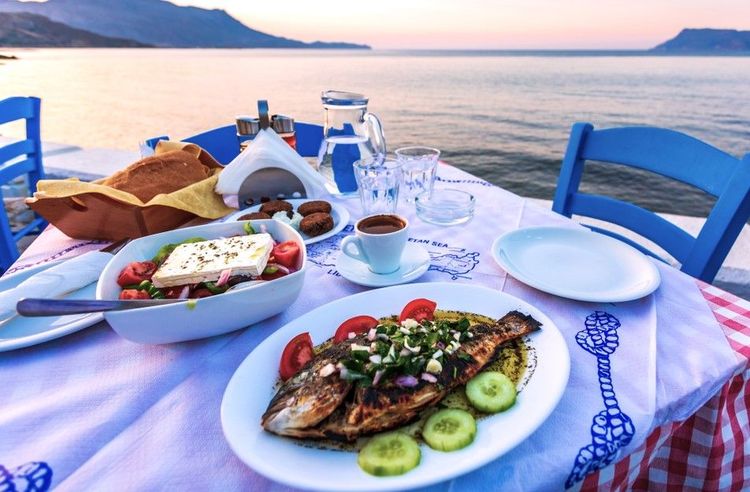 Poisson grillé et féta en bord de mer