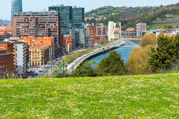 Le parc Etxebarria domine la ville