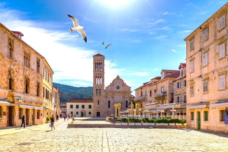 La cathédrale Saint-Etienne sur la Hvarska pjaca
