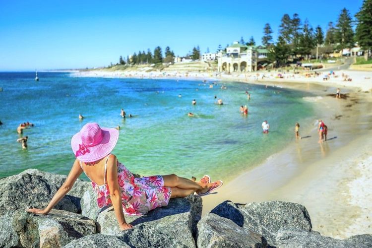 Détente à Cottesloe Beach