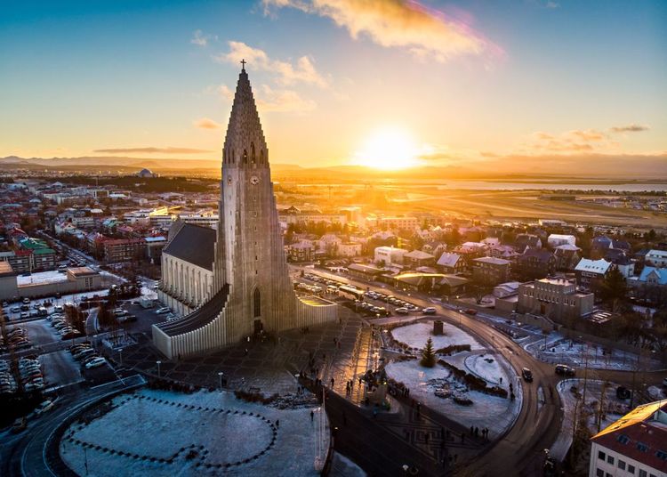 L'église de Hallgrimskirkja et le paysage urbain de Reykjavik