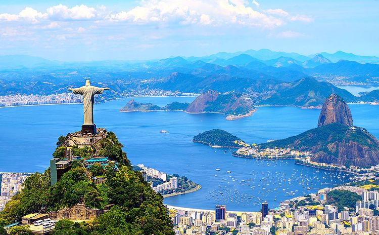 Le Corcovado surplombe la baie de Rio et le Pain de Sucre