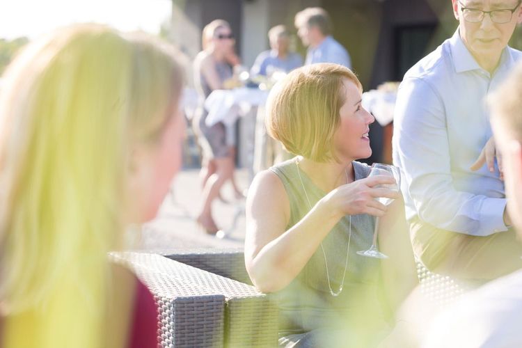 Convivialité en terrasse d'un bar à lait de Varsovie