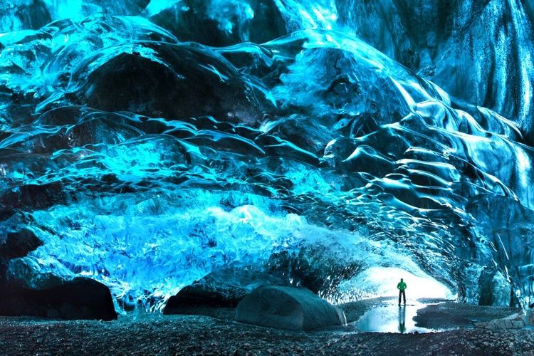 Plongez au cœur des grottes de glace d'Islande