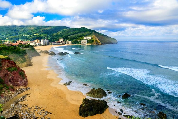 Vue plongeante sur la plage de Bakio, à Baquio