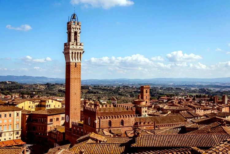 C'est la plus haute tour de Toscane, la Torre del Mangia