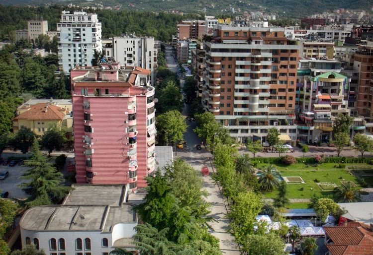 Dans le quartier de Blloku, les immeubles colorés alternent avec la verdure