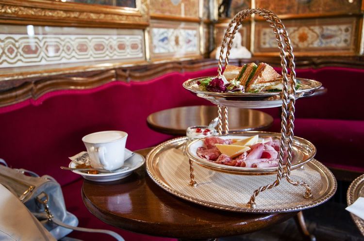 Plateau de pâtisseries dans le Caffè Florian