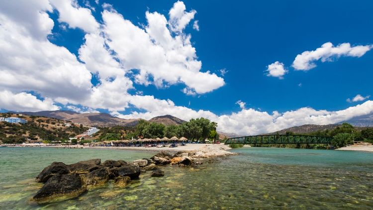 La plage paisible d'Agia Gilini.