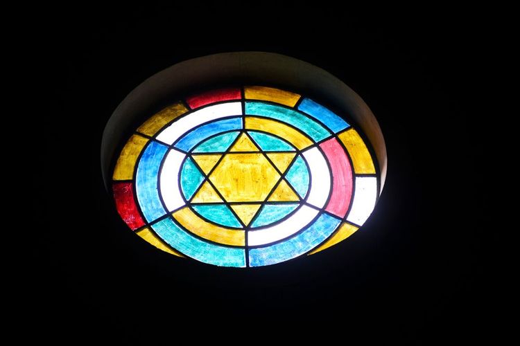 Vitrail représentant l'Etoile de David, symbole du Messie et emblème du roi David