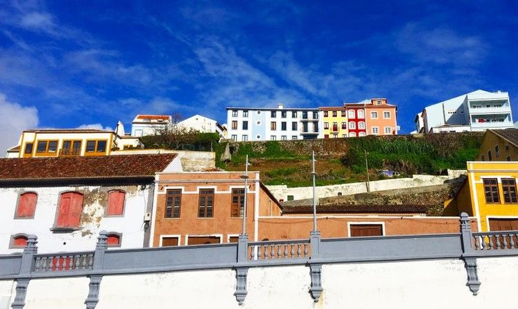 Les bâtiments colorés d'Angra do Heroísmo