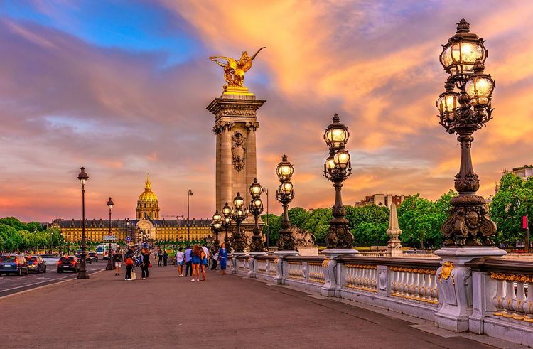 Le pont Alexandre III et les Invalides au fond