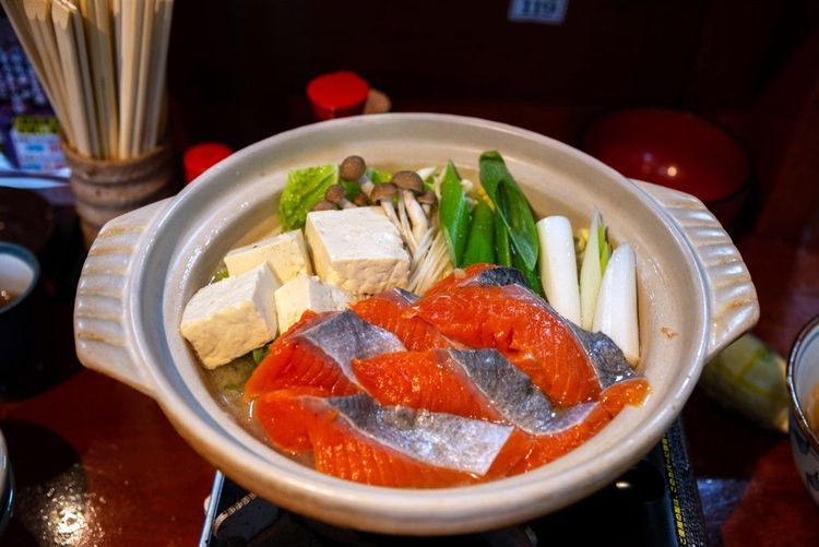 **Ishikari-nabe**, fondues au saumon, sauce miso.