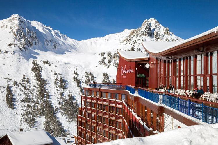 Terrasses du club Belambra "L'Aiguille Rouge" aux Arcs 2000.