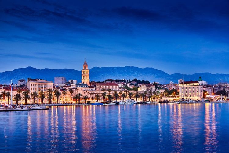 Split à la nuit tombée.