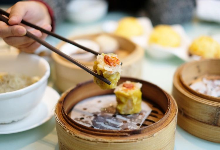 Les bouchées à la vapeur de Canton (dim sum) se dégustent aussi à Pékin