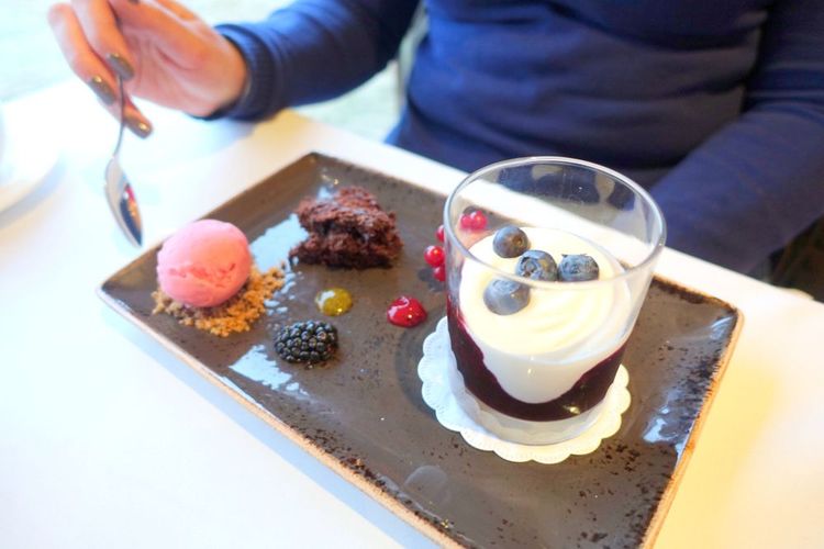 Crème glacée islandaise avec des baies rouges
