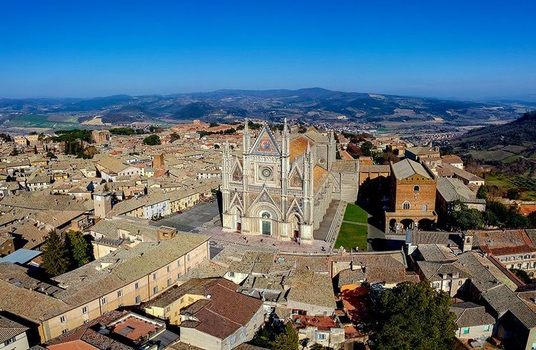 La petite ville d'Orvieto et sa cathédrale (Duomo)